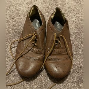 Oxford style lace up women’s shoe size 10. Man made leather material.